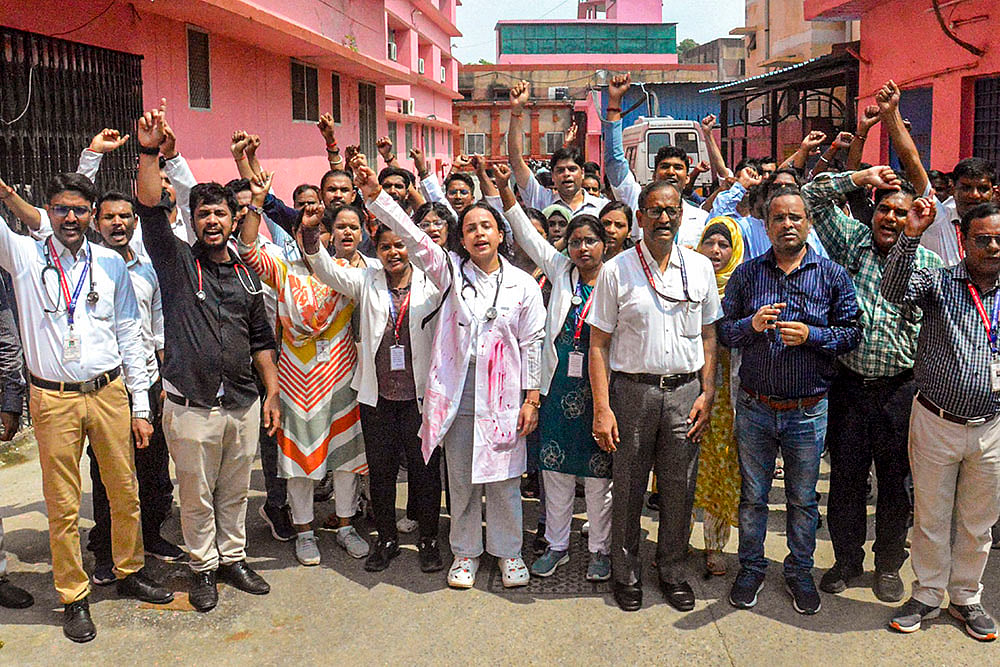 IMAs 24-hour nationwide strike over kolkata doctors rape murder case in Varanasi 