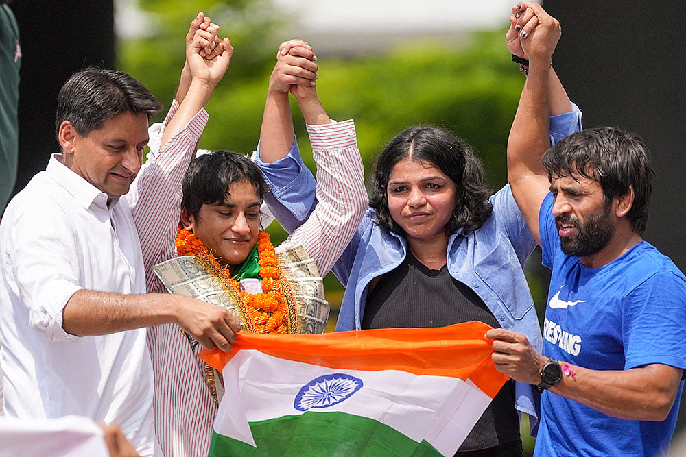 Wrestler Vinesh Phogat with Bajrang Punia, Sakshi Malik and Deepender Singh Hooda at IGI airport