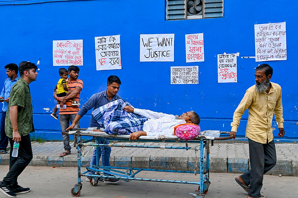 Doctors strike: patient being taken to Raiganj Government Medical College in Uttar Dinajpur
