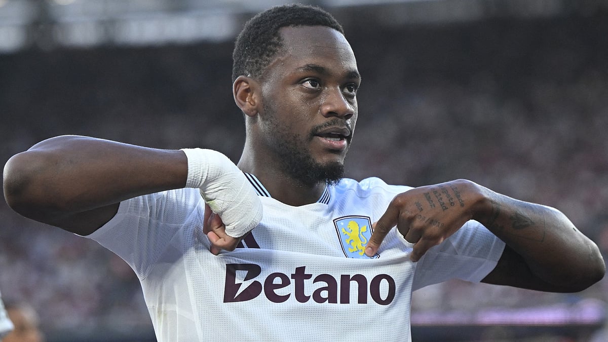 Jhon Duran points to the Aston Villa badge while celebrating his winner against West Ham