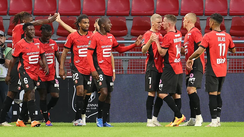 Rennes players celebrate their opening goal aginst Lyon