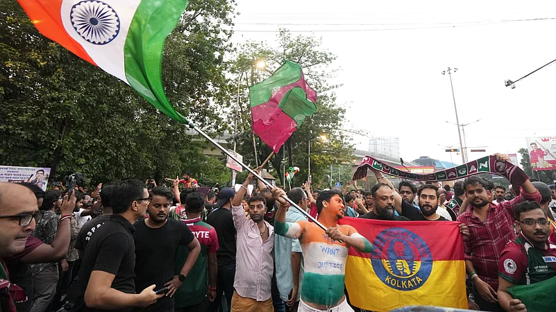 kolkata-doctor-rape-murder-protest-east-bengal-mohun-bagan-fans-salt-lake-stadium