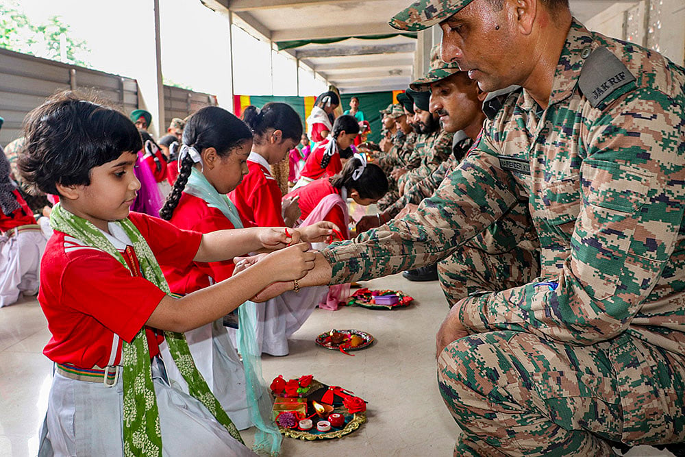 Raksha Bandhan celebration 2024_Students tie rakhis to Army personnel on the outskirts of Jammu
