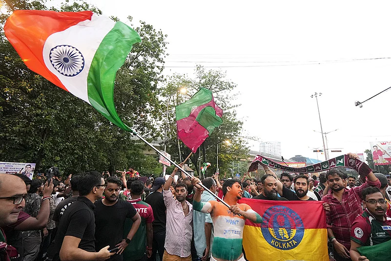 Kolkata Doctor Rape-Murder: Supporters of East Bengal and Mohun Bagan football protest in Kolkata_3