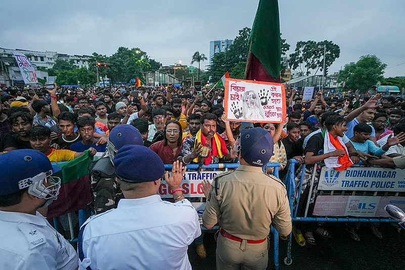 Kolkata Doctor Rape-Murder: Supporters of East Bengal and Mohun Bagan football protest in Kolkata_8