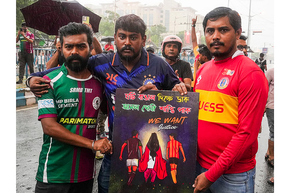 Kolkata Doctor Rape-Murder: Supporters of East Bengal and Mohun Bagan football protest in Kolkata_5