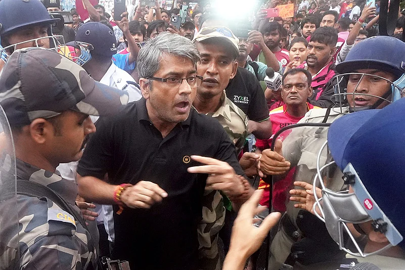 Kolkata Doctor Rape-Murder: Supporters of East Bengal and Mohun Bagan football protest in Kolkata_4