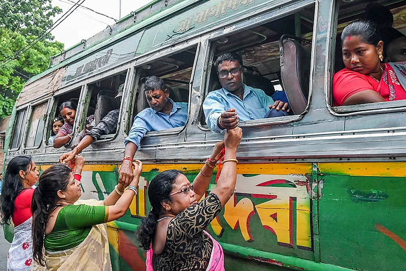 Raksha Bandhan celebration 2024_Women tie rakhis to passengers in Nadia
