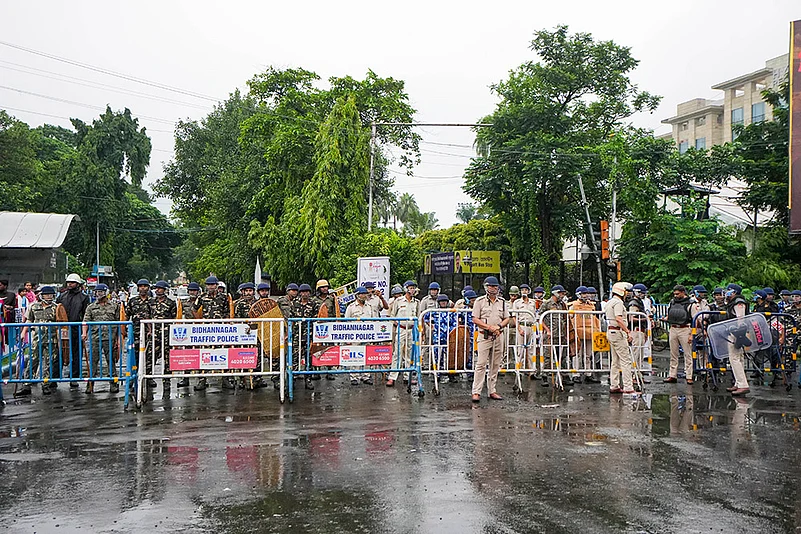 Kolkata Doctor Rape-Murder: Supporters of East Bengal and Mohun Bagan football protest in Kolkata_7