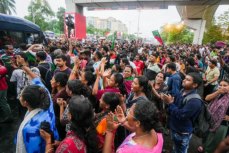 Kolkata Doctor Rape-Murder: Supporters of East Bengal and Mohun Bagan football protest in Kolkata_6