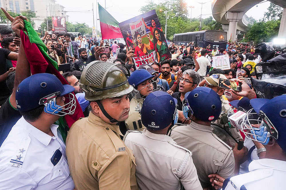Kolkata Doctor Rape-Murder: Supporters of East Bengal and Mohun Bagan football protest in Kolkata_9