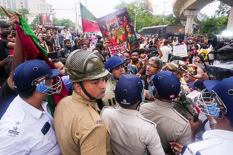 Kolkata Doctor Rape-Murder: Supporters of East Bengal and Mohun Bagan football protest in Kolkata_9