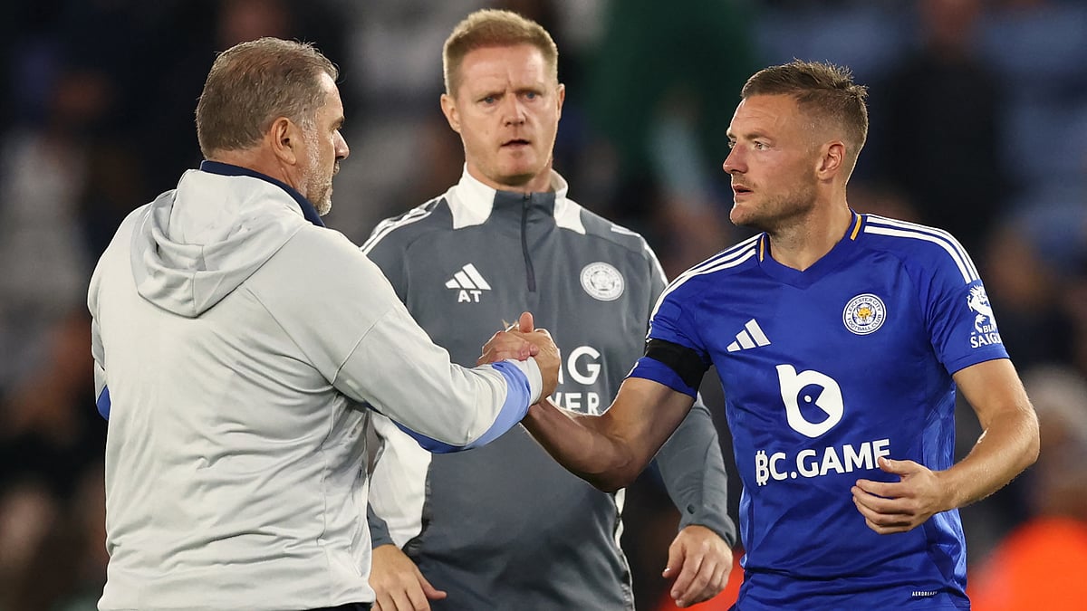 Ange Postecoglou shakes hands with Jamie Vardy - null