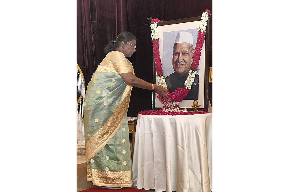 President Droupadi Murmu pays tribute to Shanker Dayal Sharma during his birth anniversary 