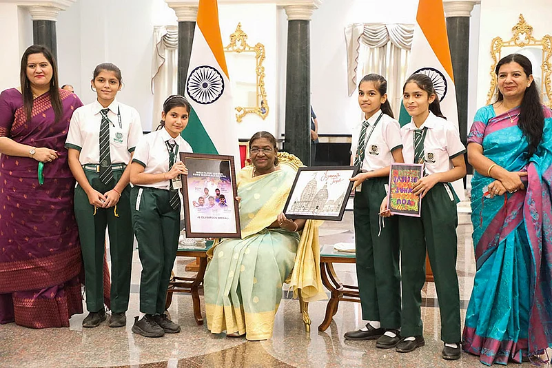 President Murmu celebrates Raksha bandhan with students