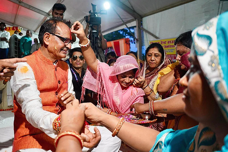 Raksha Bandhan celebration 2024_Women tie ‘rakhis’ to Union Minister Shivraj Singh Chouhan