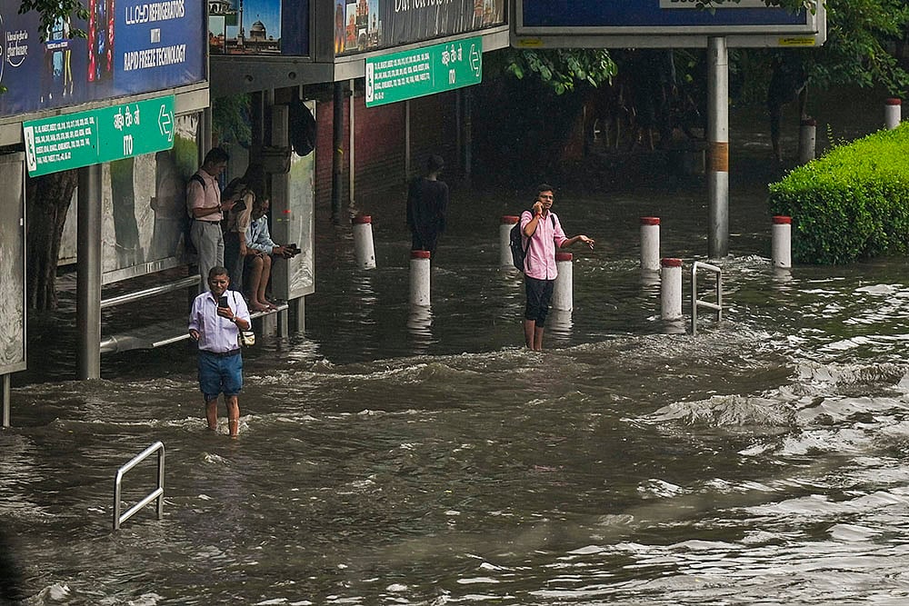 Delhi Weather Monsoon Rains_a waterlogged bus stop