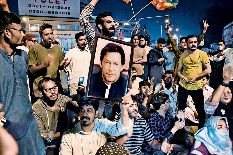 Supporters of Imran Khan’s Tehreek-e-Insaf stage a protest after his arrest