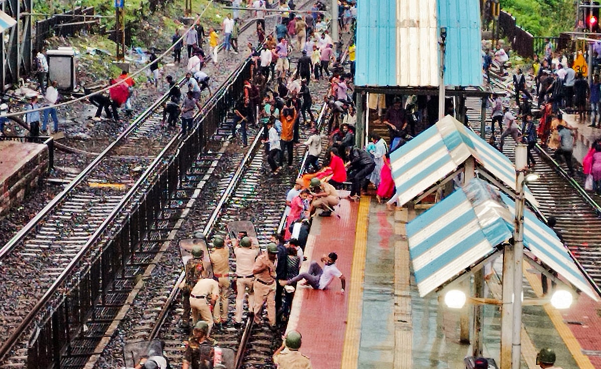 local train services ambernath-karjat section rail roko protest