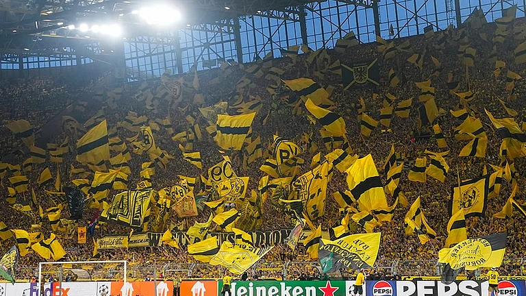 Borussia Dortmund fans with flags during Champions League semifinal against PSG. - | Photo: AP/Martin Meissner
