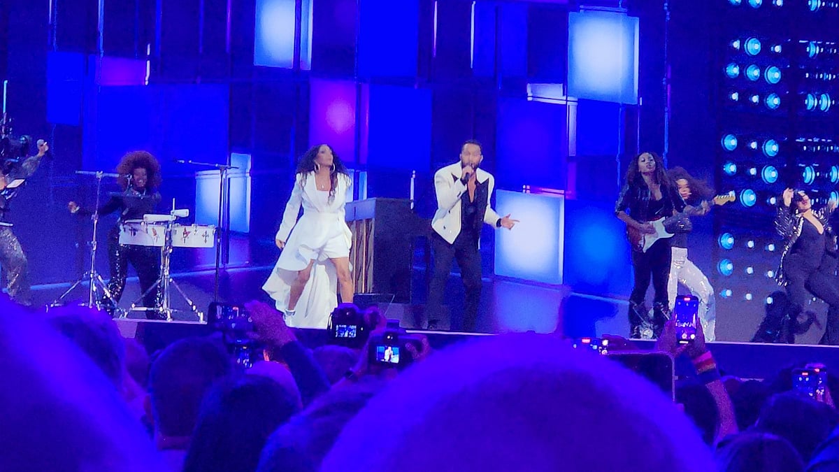 X : John Legend at DNC 2024