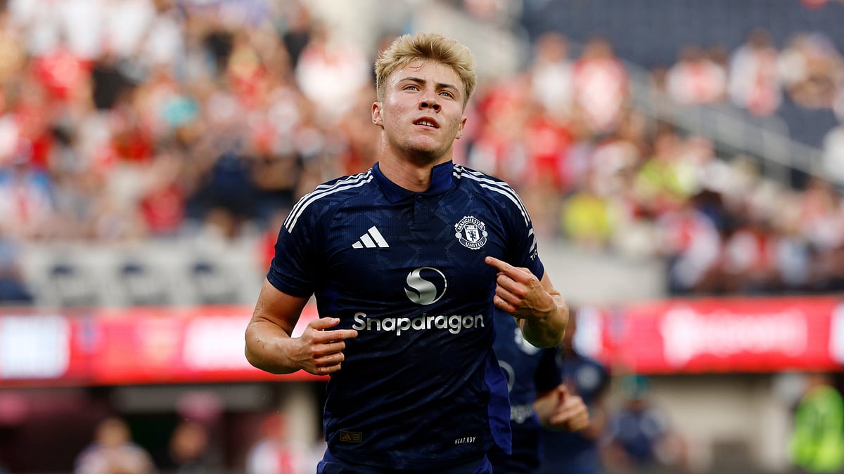 Dimitar Berbatov said that Rasmus Hojlund must improve for Manchester United this season