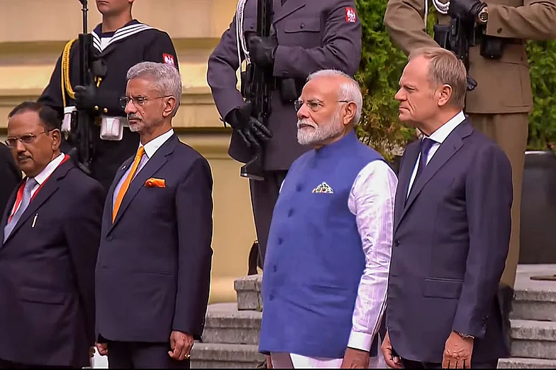 Narendra Modi with his Polish counterpart Donald Tusk during ceremonial welcome in Poland