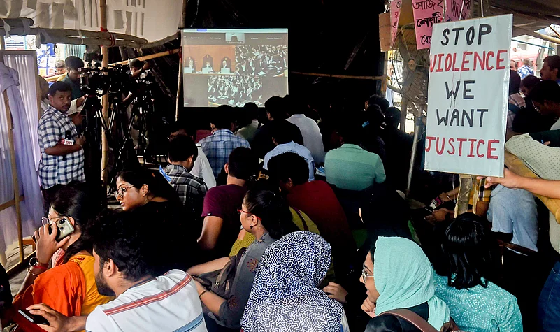 Resident doctors of RG Kar Medical College watch live streaming of the SC hearing