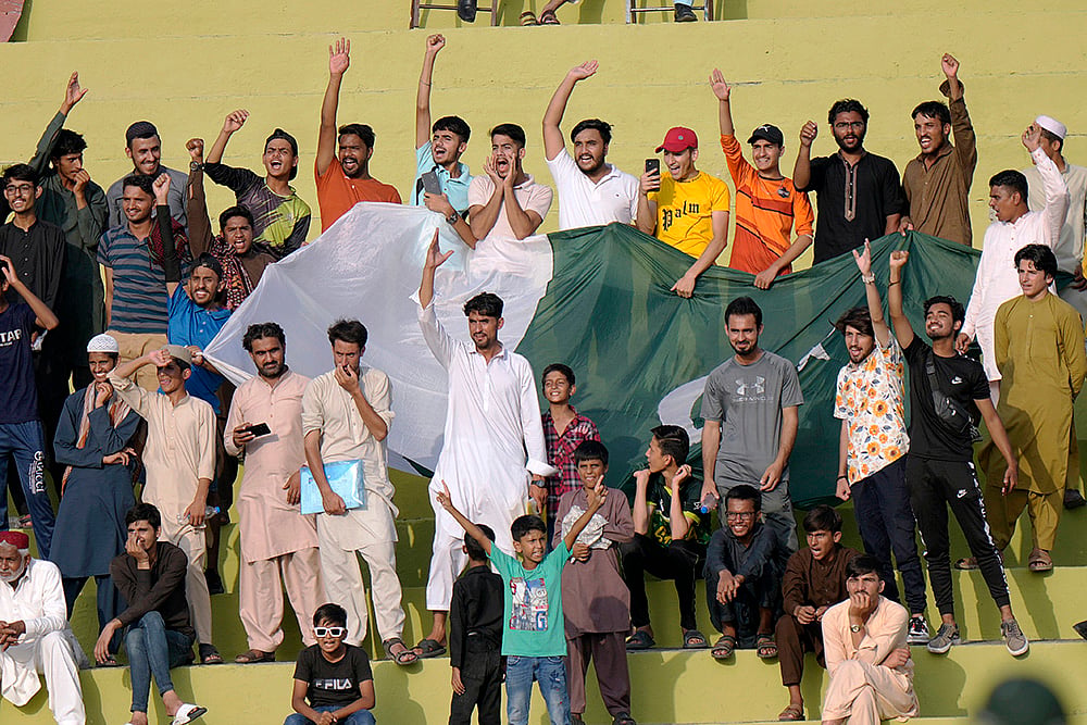 Pakistan vs Bangladesh 1st Test, 2nd Day_Fans cheer during second day of test match