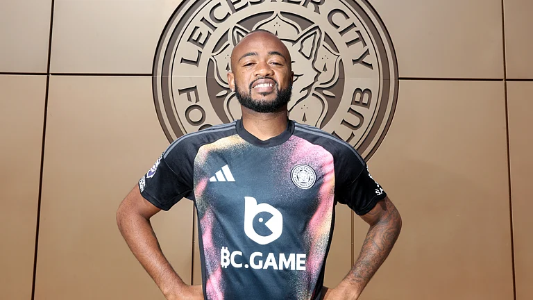 Jordan Ayew has completed a move from Crystal Palace to Leicester - null