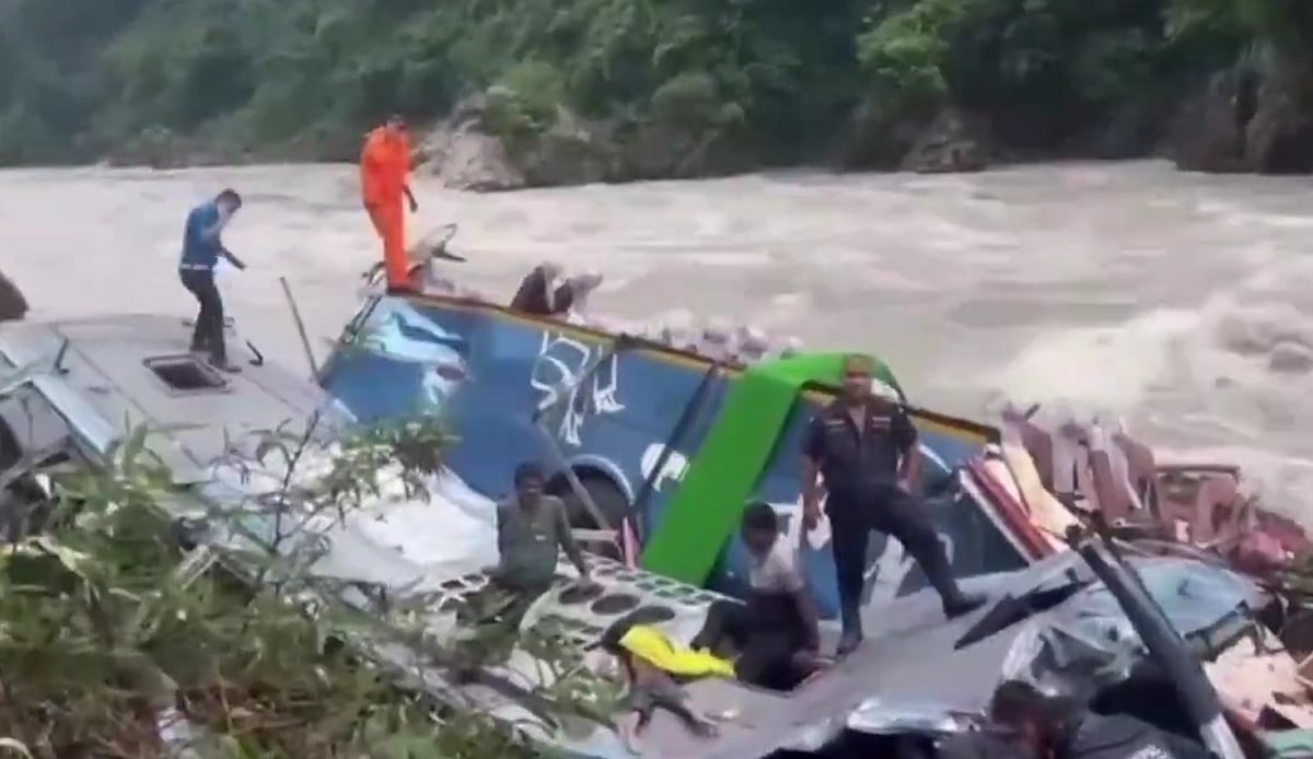 Nepal bus plunges into river killing several passengers