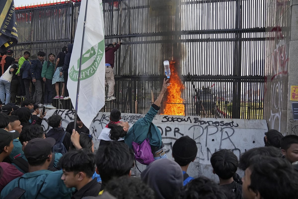 AP : Protest in Indonesia over election law changes