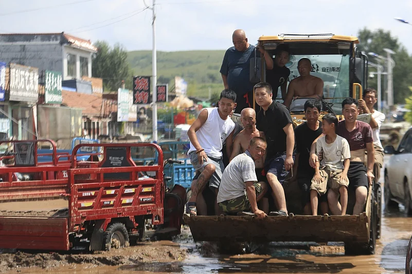 People evacuated using bulldozer in China |