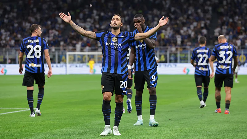 Hakan-Calhanoglu-inter-footballer