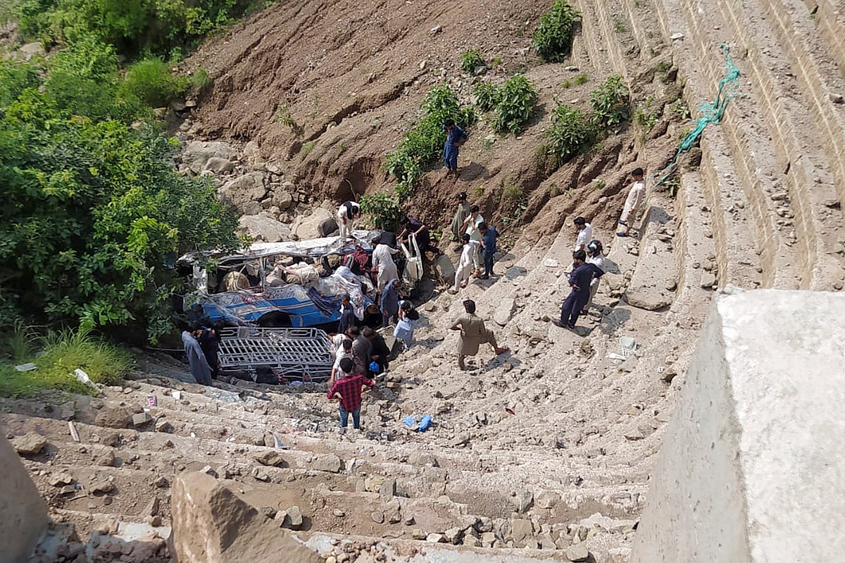 pakistan bus accident 