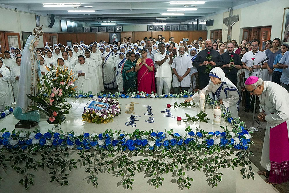 Archbishop of Calcutta Thomas DSouza offers rose on Mother Teresas tomb on 114th birth anniversay