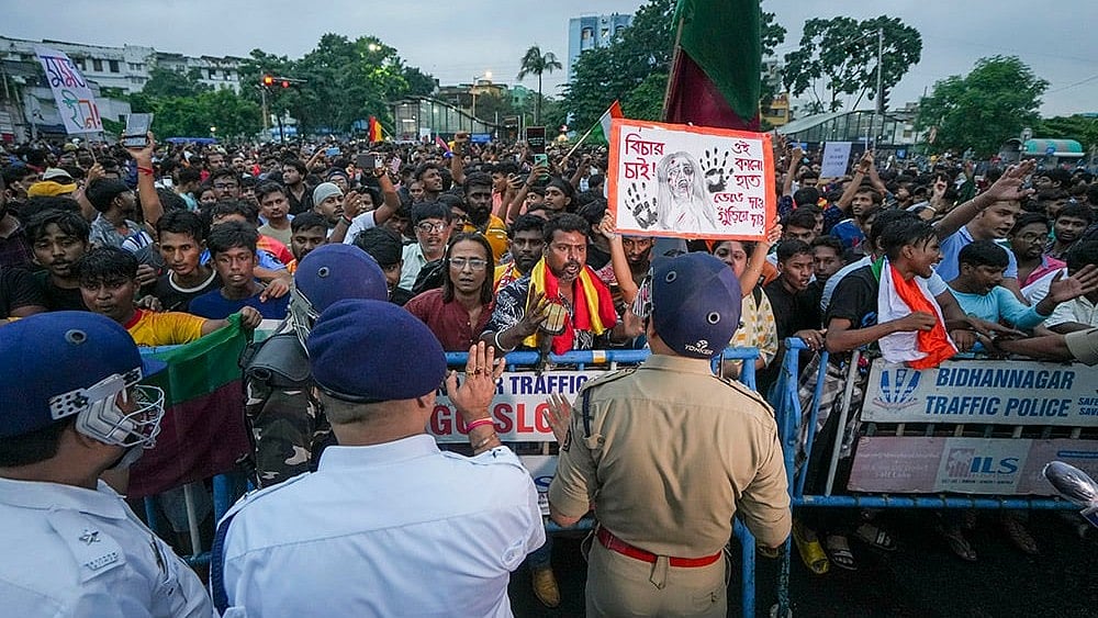 | Photo: PTI/Swapan Mahapatra : Kolkata Doctor Rape-Murder: Supporters of football clubs East Bengal and Mohun Bagan speak with police personnel 