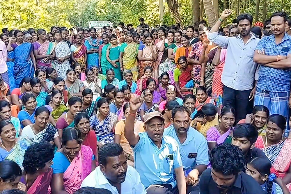 Road Roko Protest against damaged roads, at a village in Salem district
