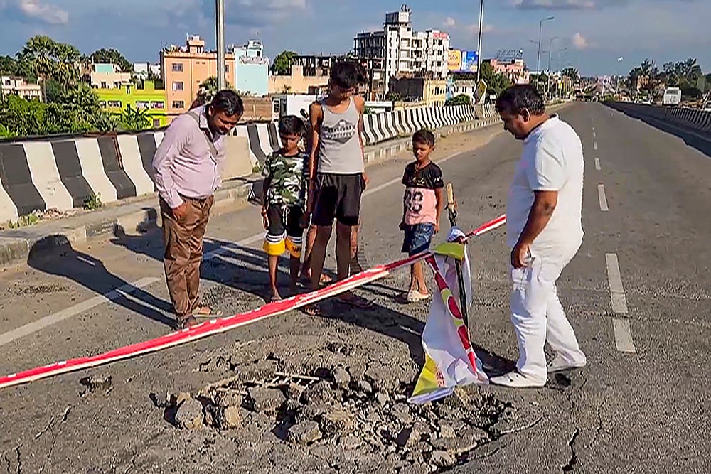 Cracks appear on NH31 flyover in Vaishali district