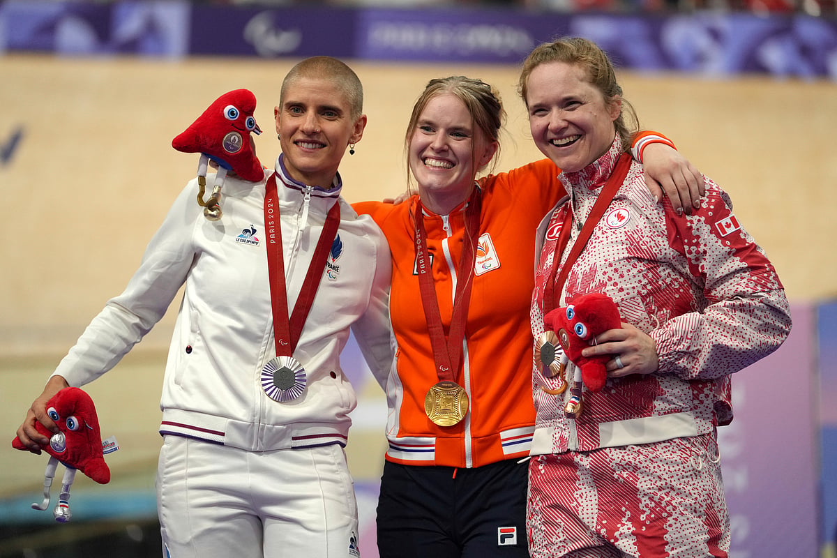 Netherlands' Caroline Groot, center, gold medal, Canada's Kate O'Brien, right, bronze medalist, and France's Marie Patouillet pose after the Women's C4-5 500m Time Trial final, Thursday, Aug. 29, 2024 in Saint-Quentin-en-Yvelines, outside Paris.  - (AP Photo/Thibault Camus)
