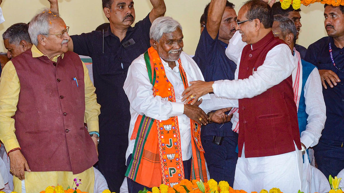PTI : Champai Soren greeted by Union Minister Shivraj Singh Chouhan after joining the BJP today