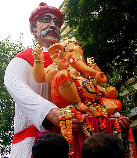 Bal Gangadhar Tilak holding Ganesha Idol