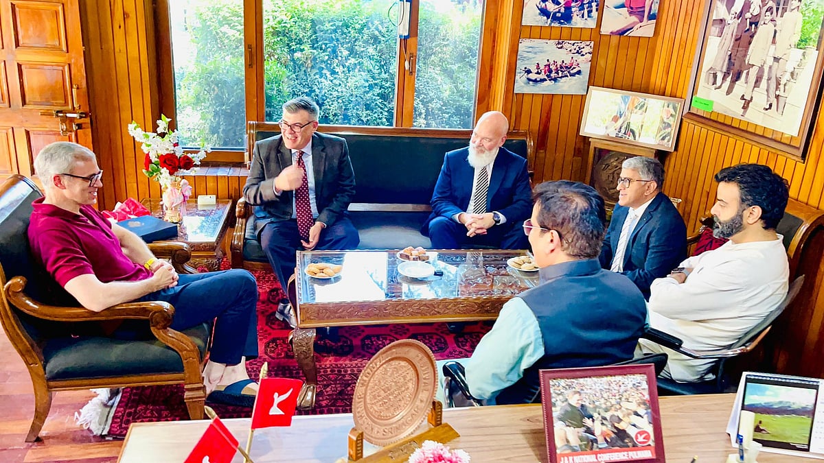 A US delegation called on J&K leader Omar Abdullah at his Gupkar residence 