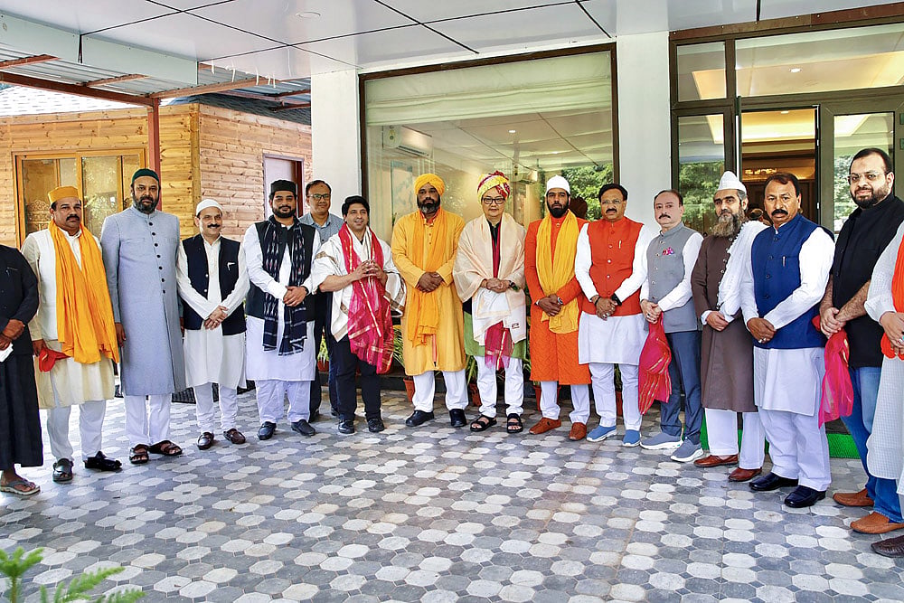 Kiren Rijiju meets delegation of Sufi & Muslim scholars  of Ajmer Dargah