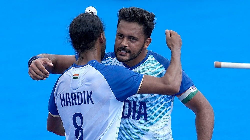| Photo: AP/Anjum Naveed : Harmanpreet Singh celebrates with Hardik after scoring his side's second goal 