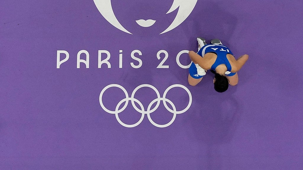AP/John Locher : Italy's Angela Carini reacts after she abandoned her fight against Algeria's Imane Khelif in their women's 66kg preliminary boxing match at the 2024 Summer Olympics.