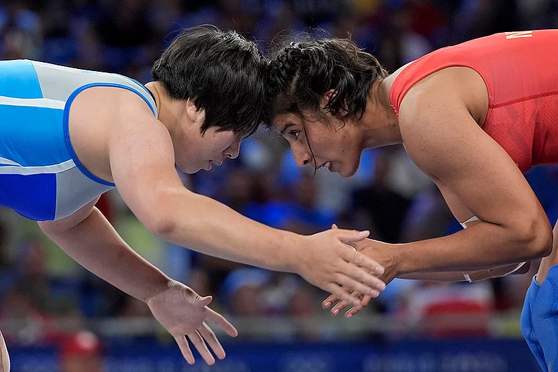 2024 Paris Olympic Games womens freestyle 68kg wrestling Nisha Dahiya vs Sol Gum Pak_9