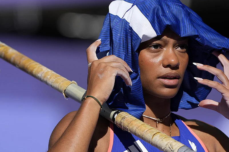 2024 Paris Olympics Day 10_Marie-Julie Bonnin prepares for the womens pole vault qualification