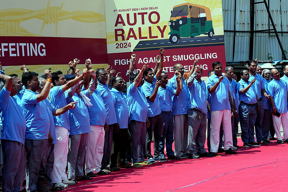 Auto Rally to generate awareness on the issues of counterfeiting and smuggling, in New Delhi
