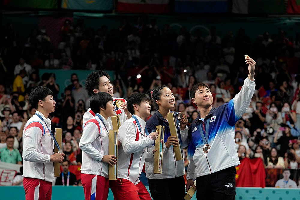 2024 Paris Olympics Games Table Tennis North, South Korea Players Celebrate With Selfies_2